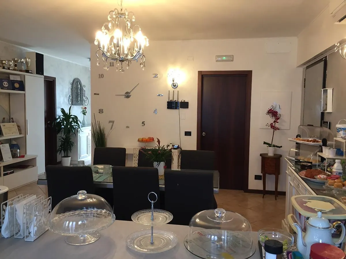 ** 住宿加早餐酒店 B&B Garda 4U 代森扎诺-德尔加达 意大利